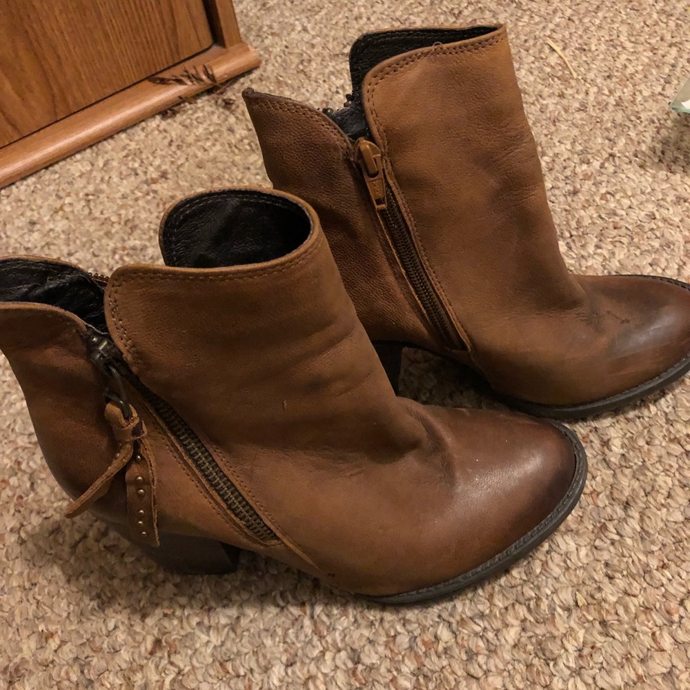 Leather Steve Madden dual zip up bootie